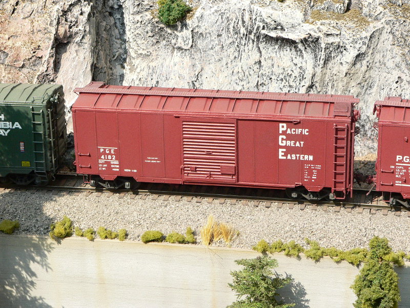 Model Power 97956 HO Scale Pacific Great Eastern 40' Box Car Rd# PGE 4212